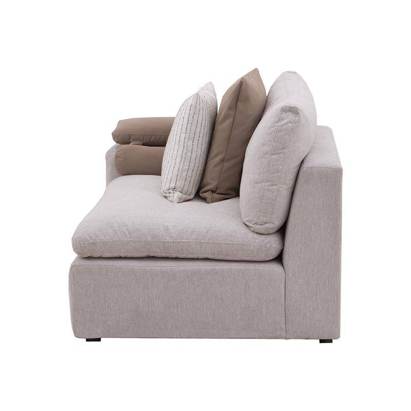 Sillón lateral de sala Nube de Deurope en color beige, con brazo derecho, tela suave y estructura de madera de pino.