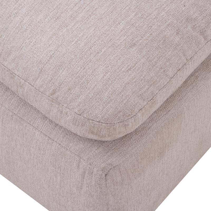 Sillón lateral de sala Nube de Deurope.com.mx en tela beige con textura suave y estructura de madera de pino, frente a la cámara.