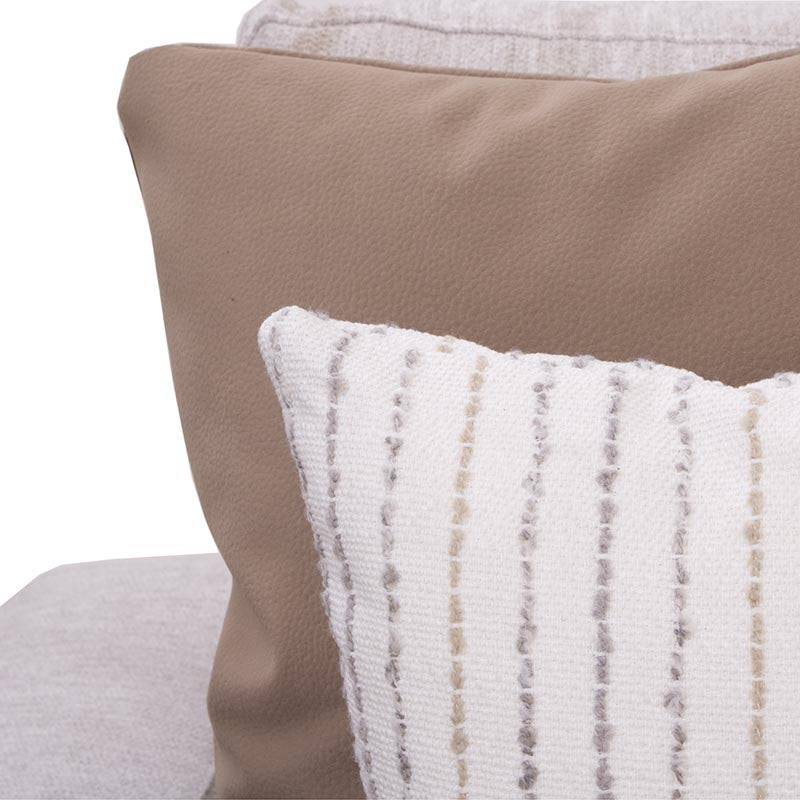 Sillón lateral Sala Nube de Deurope en tela beige con textura suave y estructura de madera de pino.