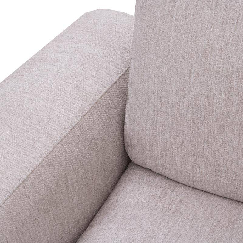 Sillón lateral de sala Nube de Deurope en tela beige con textura suave y estructura de madera de pino, vista frontal.