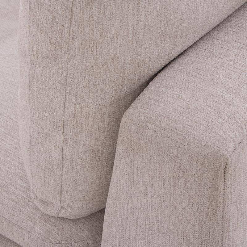 Sillón lateral de sala Nube de Deurope en tela beige con textura suave y estructura de madera de pino, vista frontal.