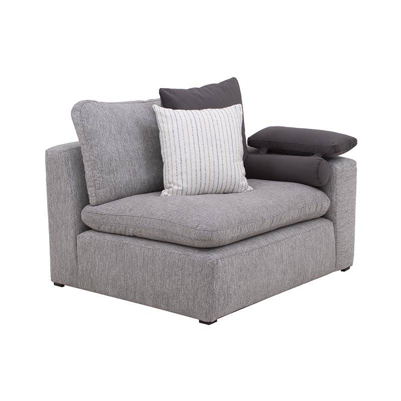 Sillón lateral de sala Nube de Deurope en tela beige con textura suave y estructura de madera de pino, vista frontal.