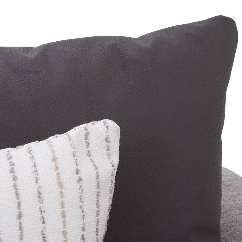 Sillón lateral de sala Nube de Deurope, en color beige, con estructura de madera de pino y tela de textura suave, frente.