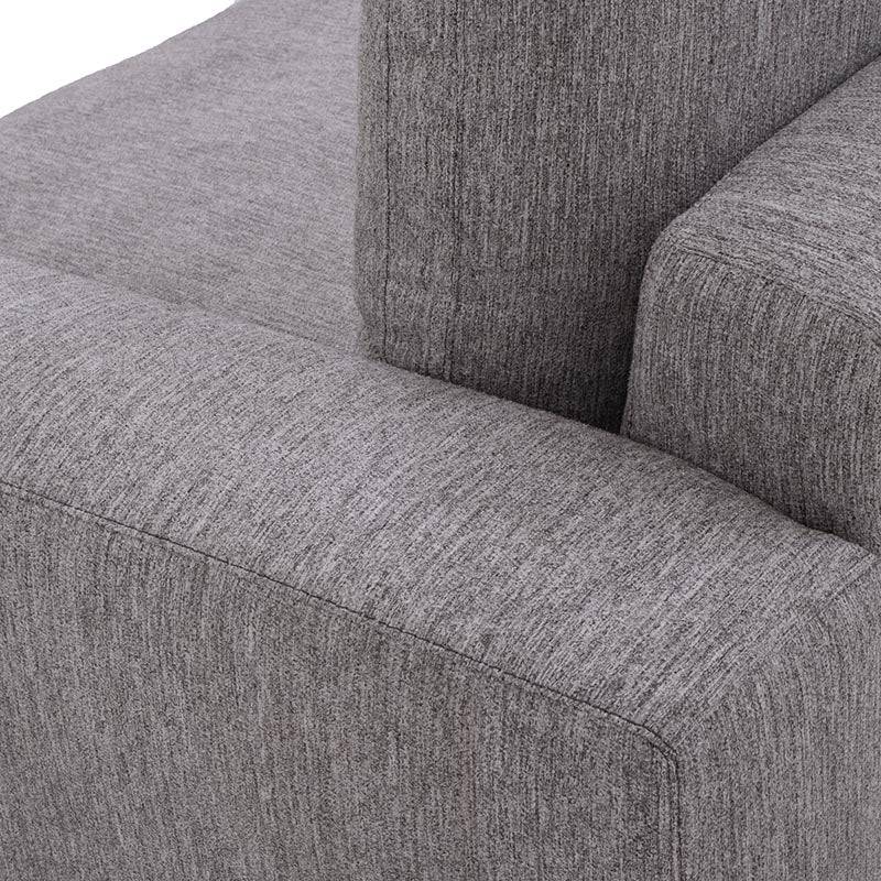 Sillón lateral sala Nube de Deurope en tela beige con textura suave, estructura de madera de pino, frente de 124 cm de alto.