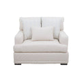 Sillón Oliver de color blanco con textura afelpada, marco de madera, asiento cómodo y respaldo acolchado en sala moderna.