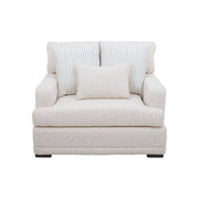 Sillón Oliver de color blanco con textura afelpada, marco de madera, asiento cómodo y respaldo acolchado en sala moderna.