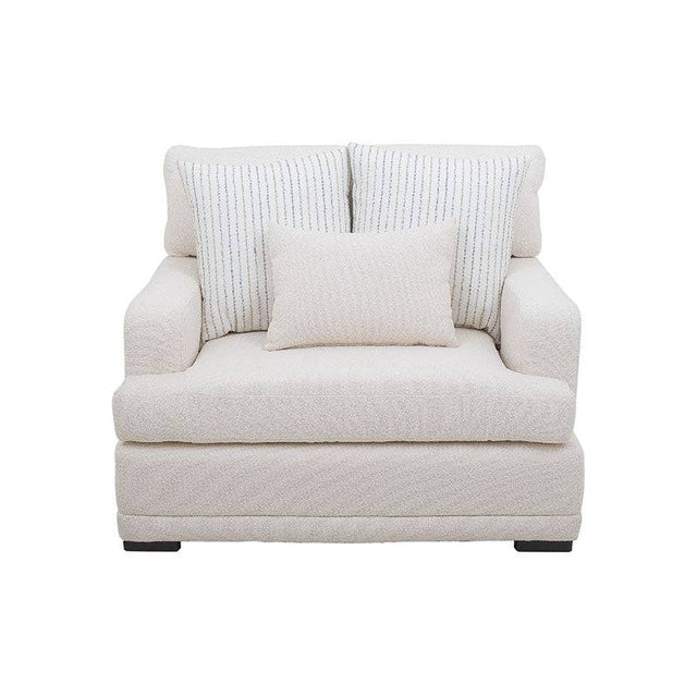 Sillón Oliver de color blanco con textura afelpada, marco de madera, asiento cómodo y respaldo acolchado en sala moderna.