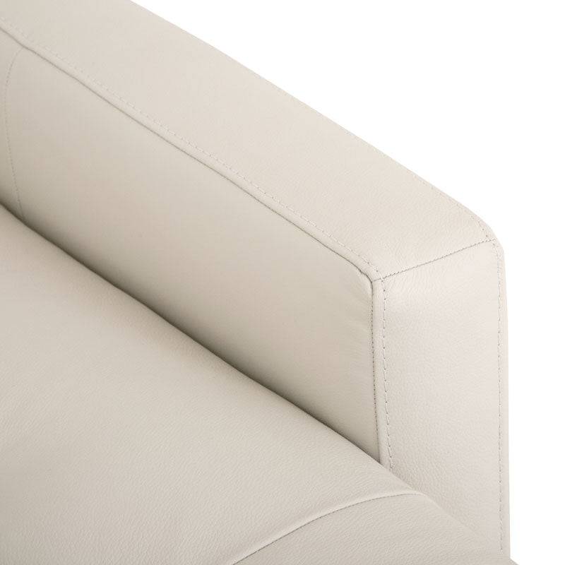 Sala Eugenia de piel color crema con chaise longue, conjunto de sala moderna y elegante.