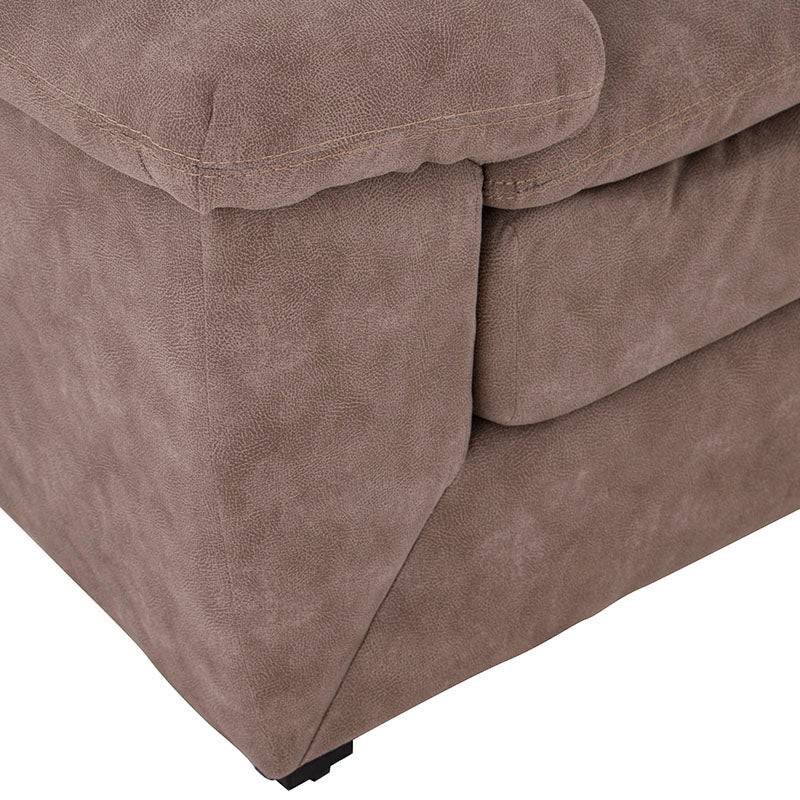 Sillón Calvin de color gris oscuro en sala moderna, con cojines acolchados y patas de madera, en un entorno elegante.