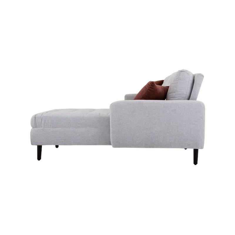Sala Eugenia con chaise de color gris oscuro, con cojines decorativos y estructura moderna, ideal para salón elegante.