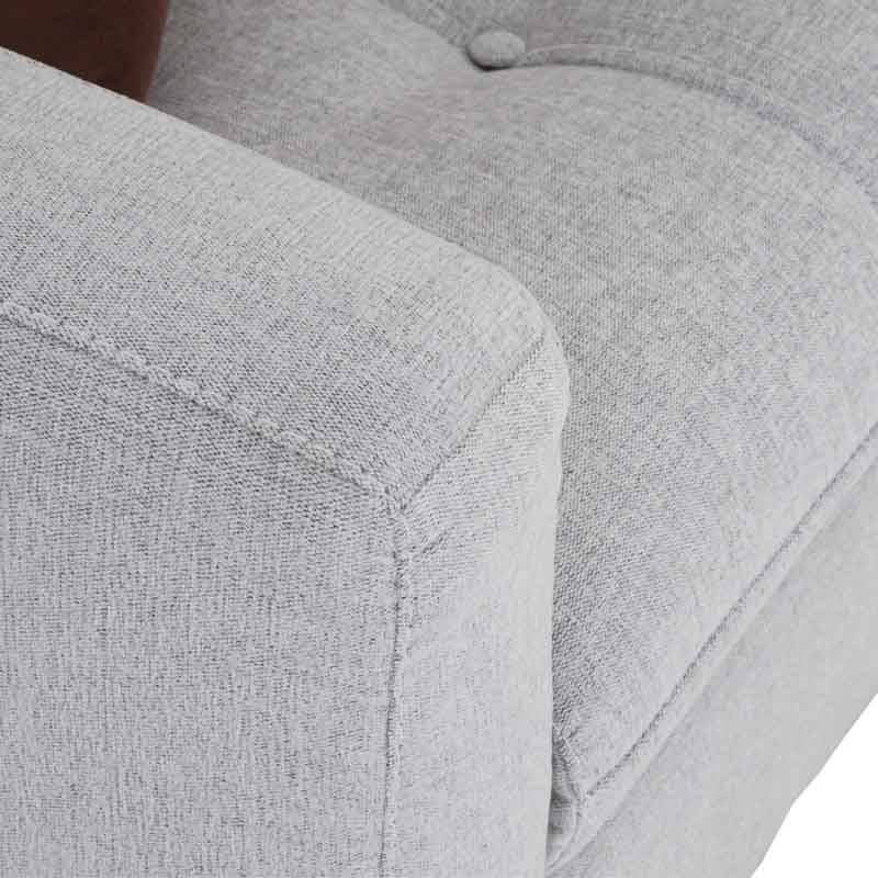 Sala Eugenia con chaise de deurope.com.mx, sofá moderno con chaise longue y tapizado en tela gris, ideal para salón elegante.