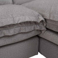 Sala con chaise Alejandría deupe, sofá gris claro en tapiz de tela, diseño moderno con estructura elegante y cómodos asientos.
