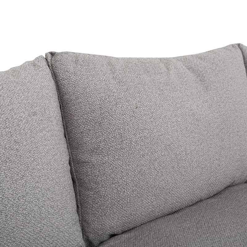 Sala Alejandría chaise derecha de tapiz gris claro, con respaldo y asientos amplios en sala moderna de Deurope.