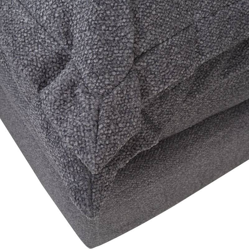 Sala Alejandría chaise derecha de tapiz gris claro con estructura moderna y cojines cómodos en la sala de deurope.com.mx