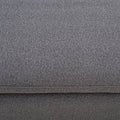 Juego de sala Francesca deoupe con sofá gris oscuro, tela tejida, textura afelpada, y taburetes en un ambiente moderno.
