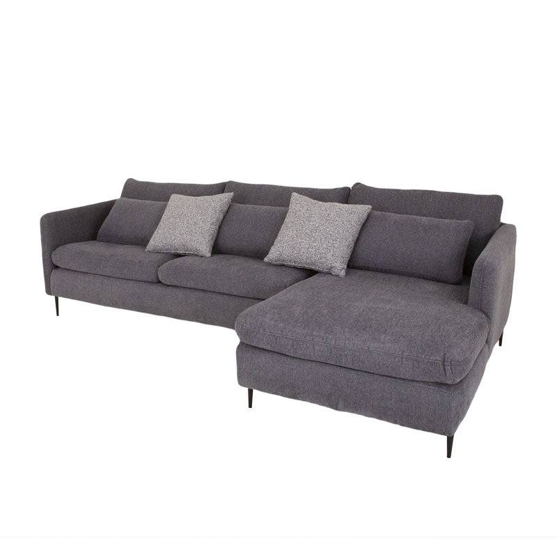 Sala con chaise gris Jess deurope.com.mx, sofá de tres plazas con diseño moderno y asiento largo para descansar.