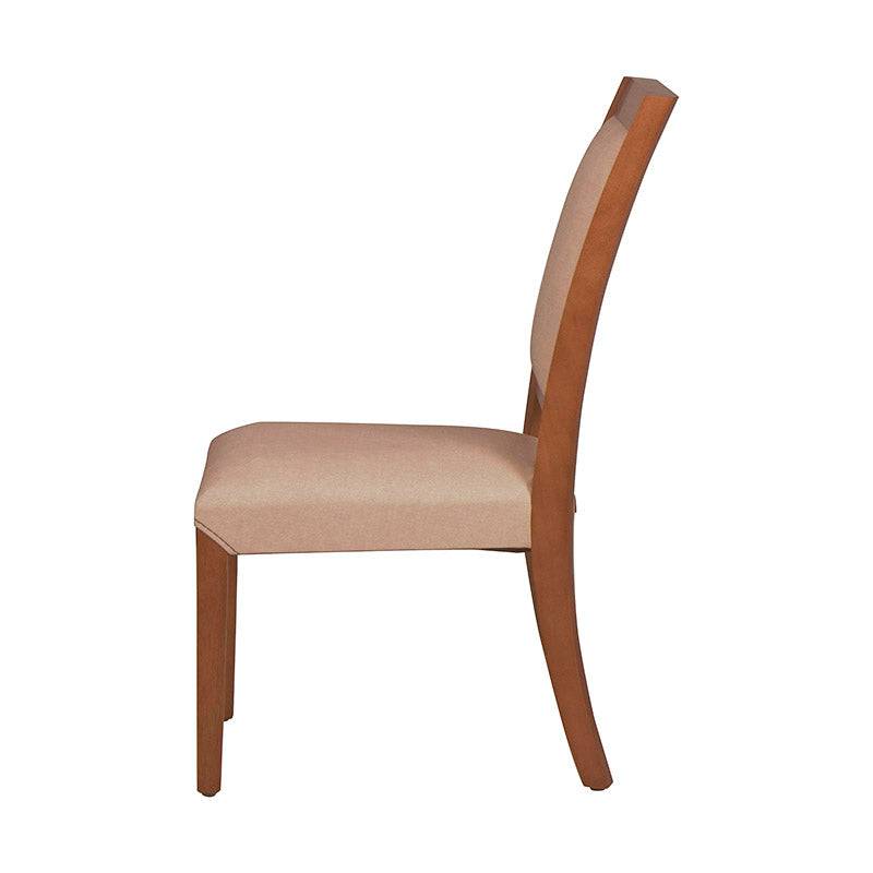 Silla Siena de comedor de madera con tapizado de cuero en color almendra, con estructura de madera de banak, encino y okumé.