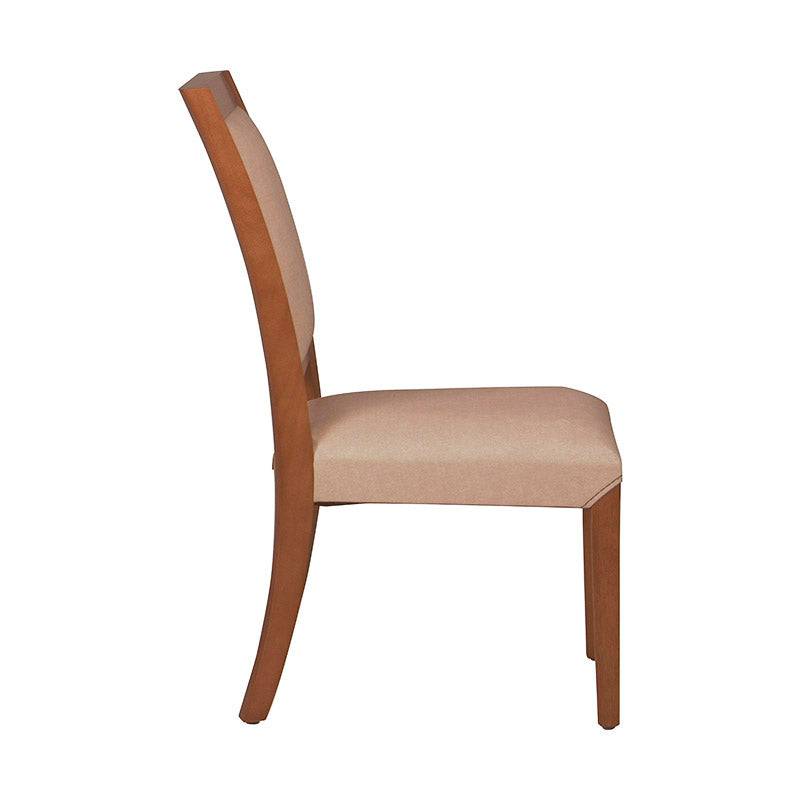 Silla Siena de comedor de madera de banak con tapiz de leather touch en color café almendra, altura 105 cm, frente 48 cm