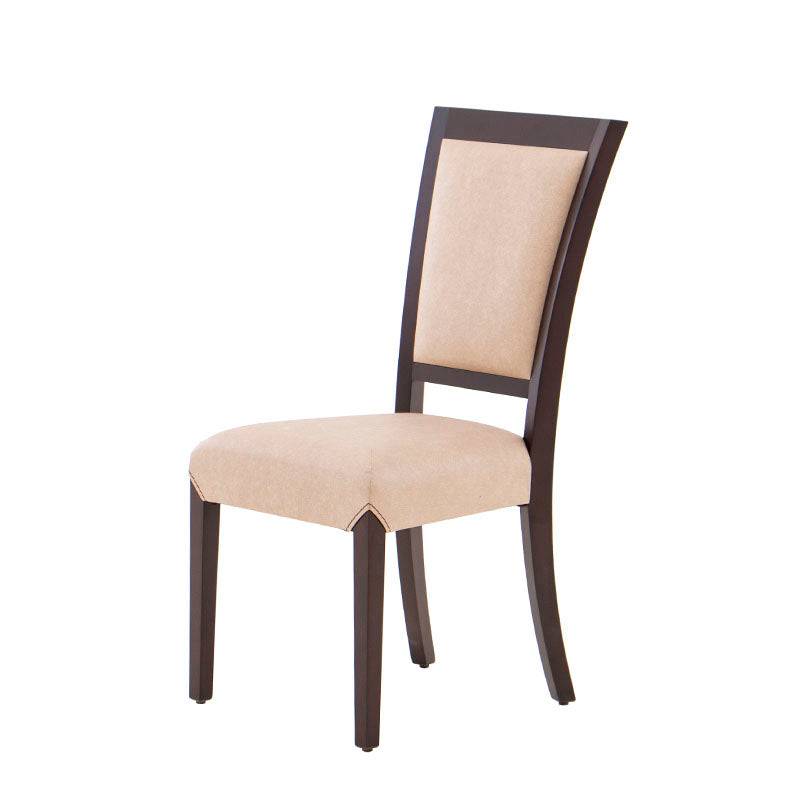 Silla Siena de comedor de madera de banak, chapa de encino y okumé, tapizada en cuero con acabado en color café almendra.