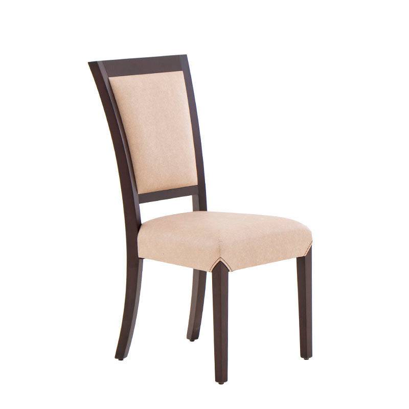 Silla de comedor Siena deDeurope en color café almendra, madera de banak, encino y okumé, tapizado en cuero con respaldo y asiento cómodos.