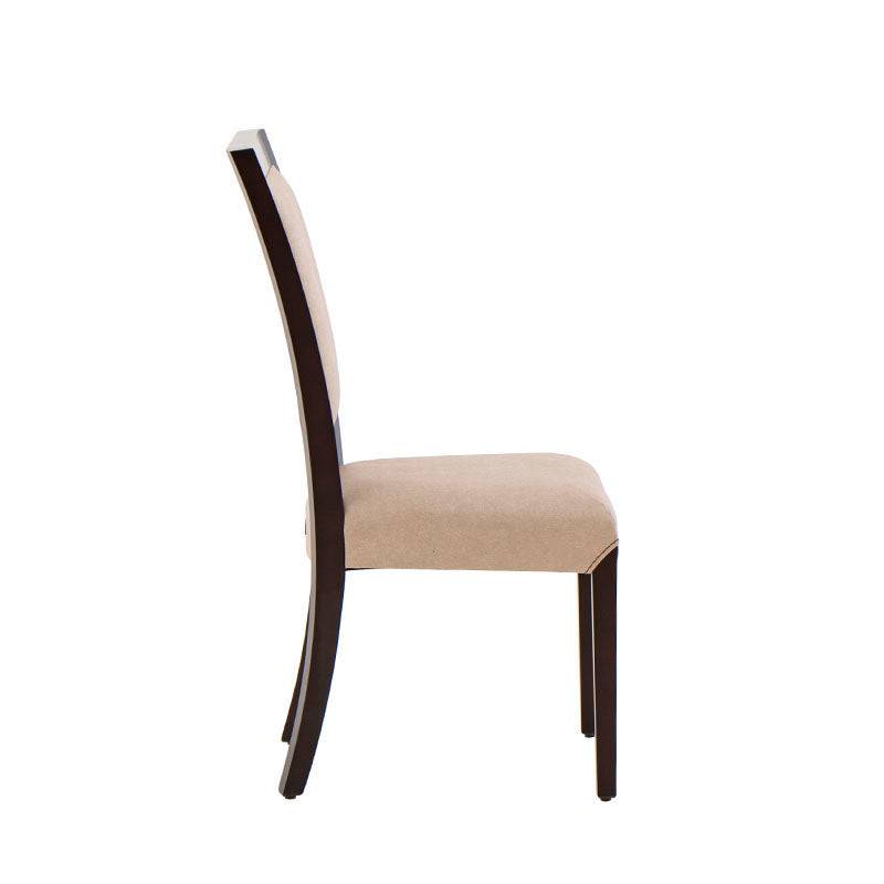 Silla Siena de comedor de madera de banak, chapada en encino y okumé, tapizada en cuero con estilo moderno en tono café almendra.