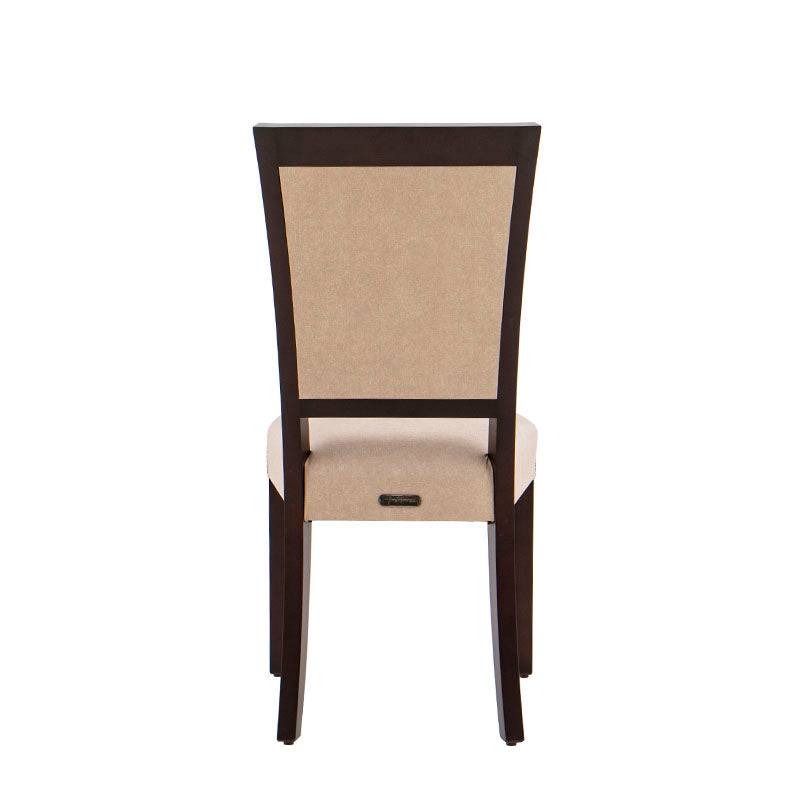 Silla Siena de comedor de madera de Banak, tapizada en cuero, en color café almendra, con respaldo y asiento acolchados.