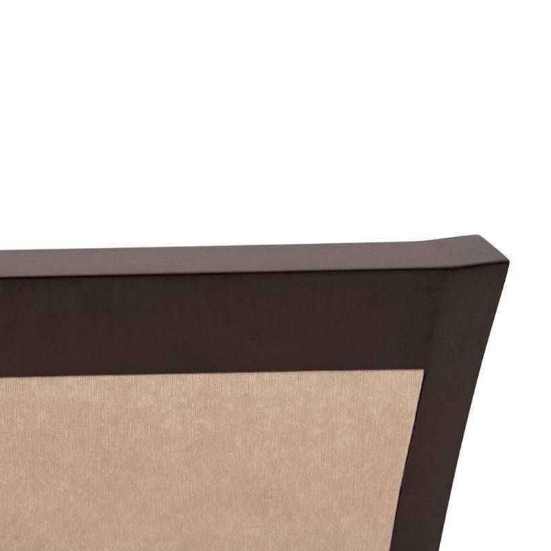 Silla Siena de comedor de madera de Banak con tapiz de cuero en color café almendra, con respaldo y asiento acolchado.
