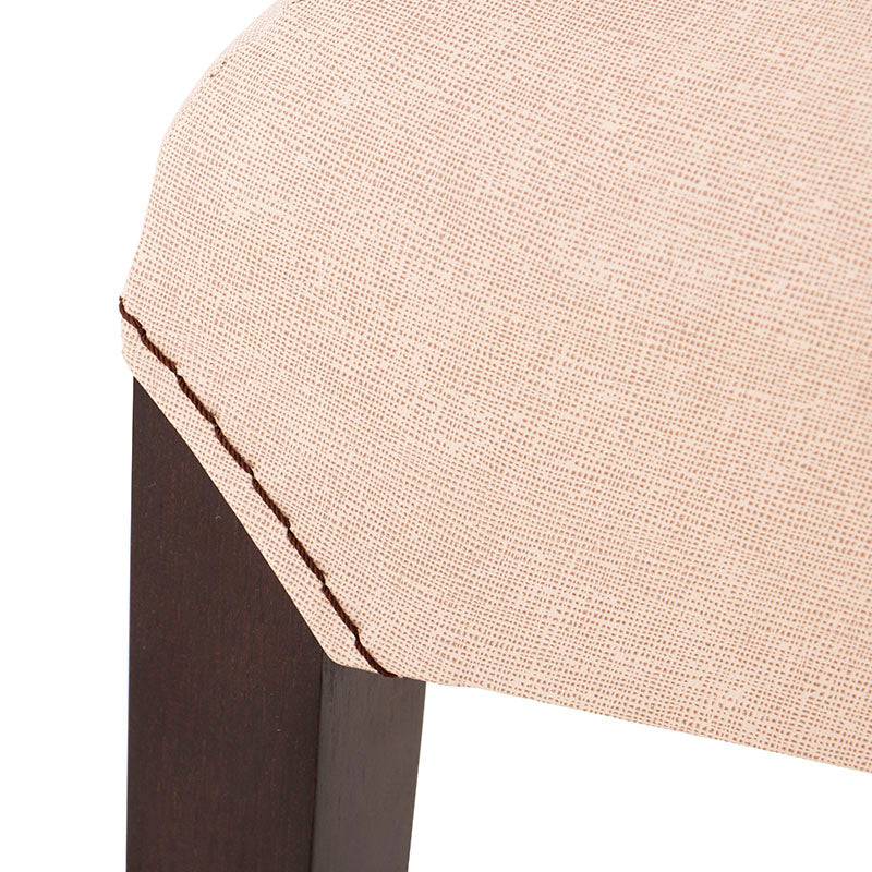 Silla de comedor Siena de Deurope con estructura de madera de Banak y tapizado de cuero en color almendra, vista frontal.