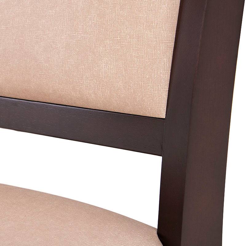 Silla Siena de comedor en color café almendra, con estructura de madera de banak, encino y okumé, tapizado en cuero sintético.