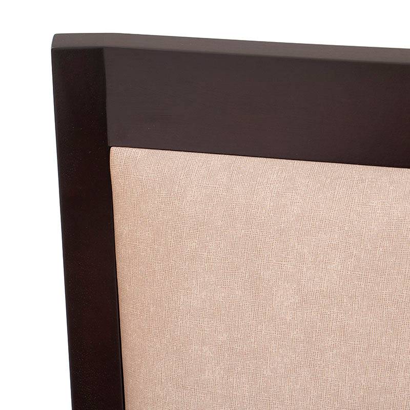 Silla de comedor Siena en madera de banak con tapizado de cuero en tono marrón, frente de 48 cm y altura de 105 cm.