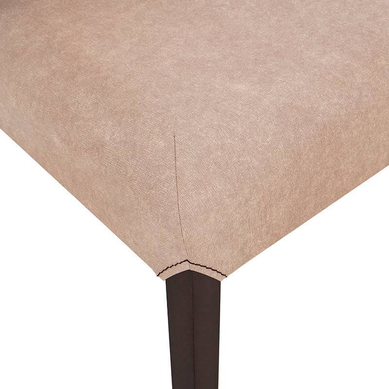 Silla de comedor Siena deurope.com.mx en madera de banak con tapiz de cuero sintético, color café almendra, vista frontal.