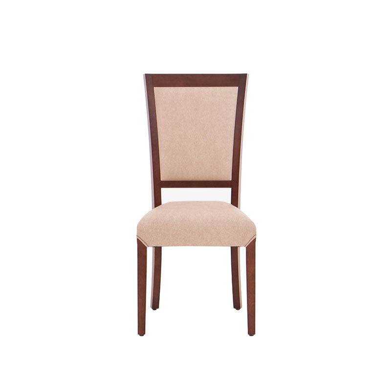 Silla Siena de comedor de madera en color almendra con tapiz de cuero, respaldo y asiento acolchados, altura y dimensiones detalladas.