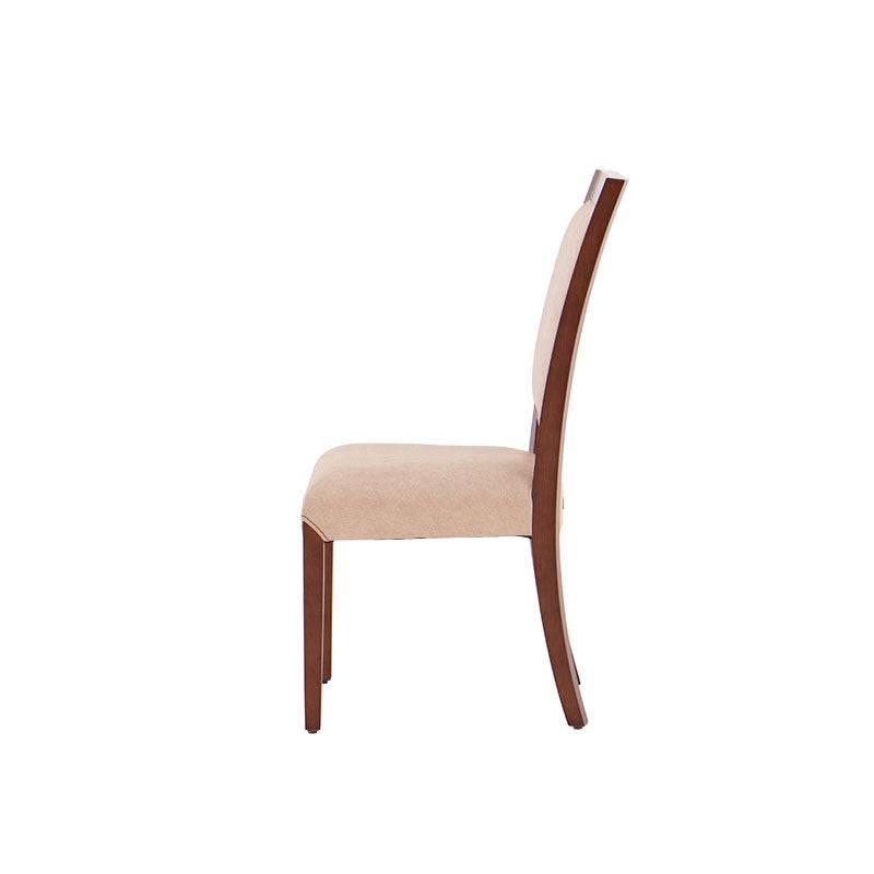Silla Siena de comedor de madera en tono almendra con tapizado de cuero en color café, con respaldo y asiento acolchados.