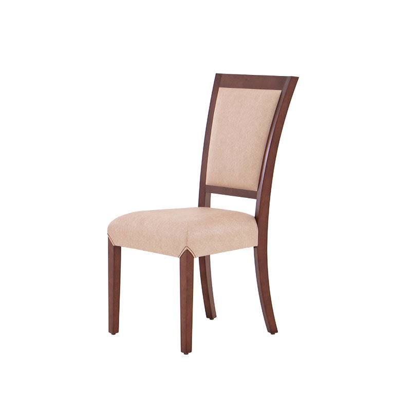 Silla Siena de comedor de madera de Banak con tapizado en cuero, color café almendra, frente 48 cm, altura 105 cm, fondo 49 cm