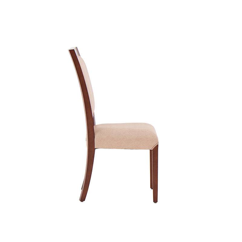 Silla Siena de comedor de madera de banak y encino con tapizado de cuero en tono café almendra, vista frontal.