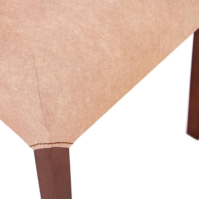 Silla Siena de comedor de Deurope, estructura de madera de banak y encino con tapizado de cuero sintético en color café almendra.