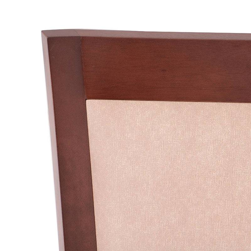 Silla Siena de comedor de madera de banak con tapiz de cuero en tono café almendra, frente y vista lateral.