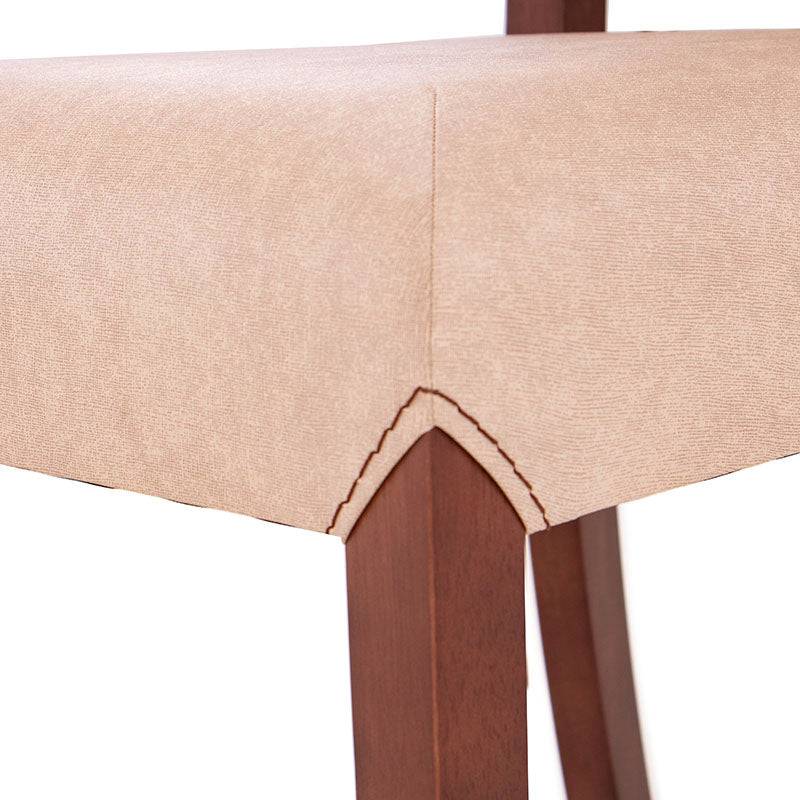 Silla Siena de comedor en color café almendra con estructura de madera de Banak, tapizado de cuero sintético, vista frontal.