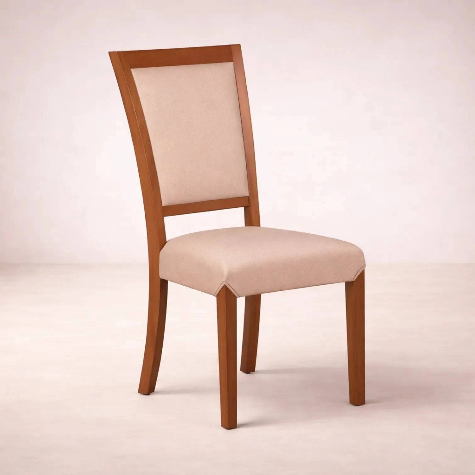 Silla Siena de comedor de madera con tapizado en cuero, en color café almendra, con estructura de encino y okume, vista frontal.