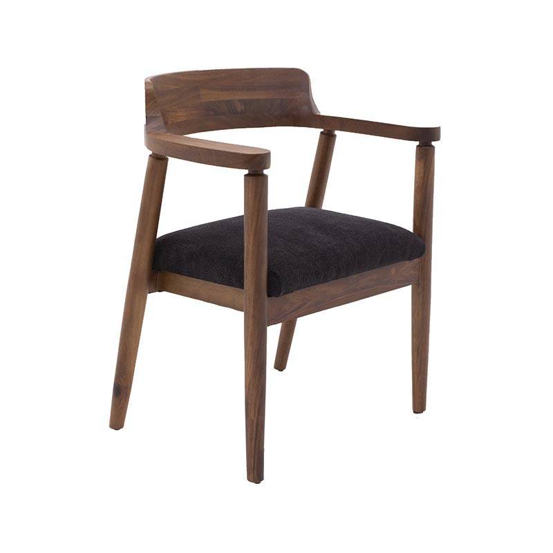 Silla de comedor Montecarlo de poliéster en color café con estructura negra, tapizada en tela, frente y vista lateral.