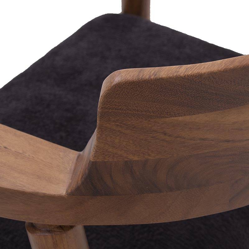 Silla de comedor Montecarlo de Deurope en tela de poliéster color café con patas de madera negra, vista frontal.