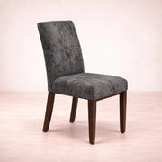 Silla de comedor Vemer en color gris, tapizada en tela, con asiento y respaldo acolchados.