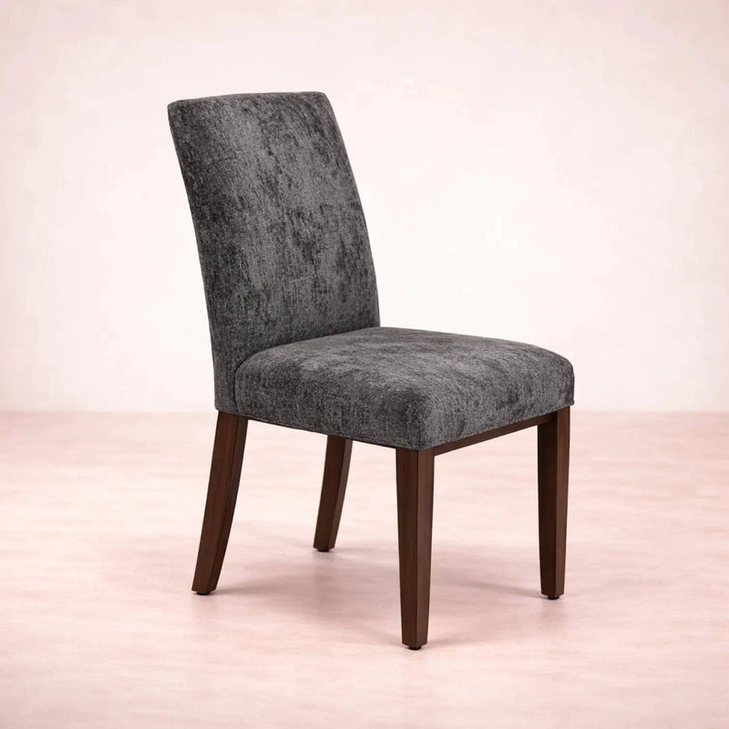 Silla de comedor Vemer de deurope.com.mx en color gris, con respaldo y asiento acolchados para mayor comodidad.