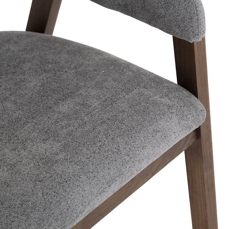 Silla de comedor gris oscuro Balam de Deurope, con asiento y respaldo acolchados y estructura moderna en imagen.