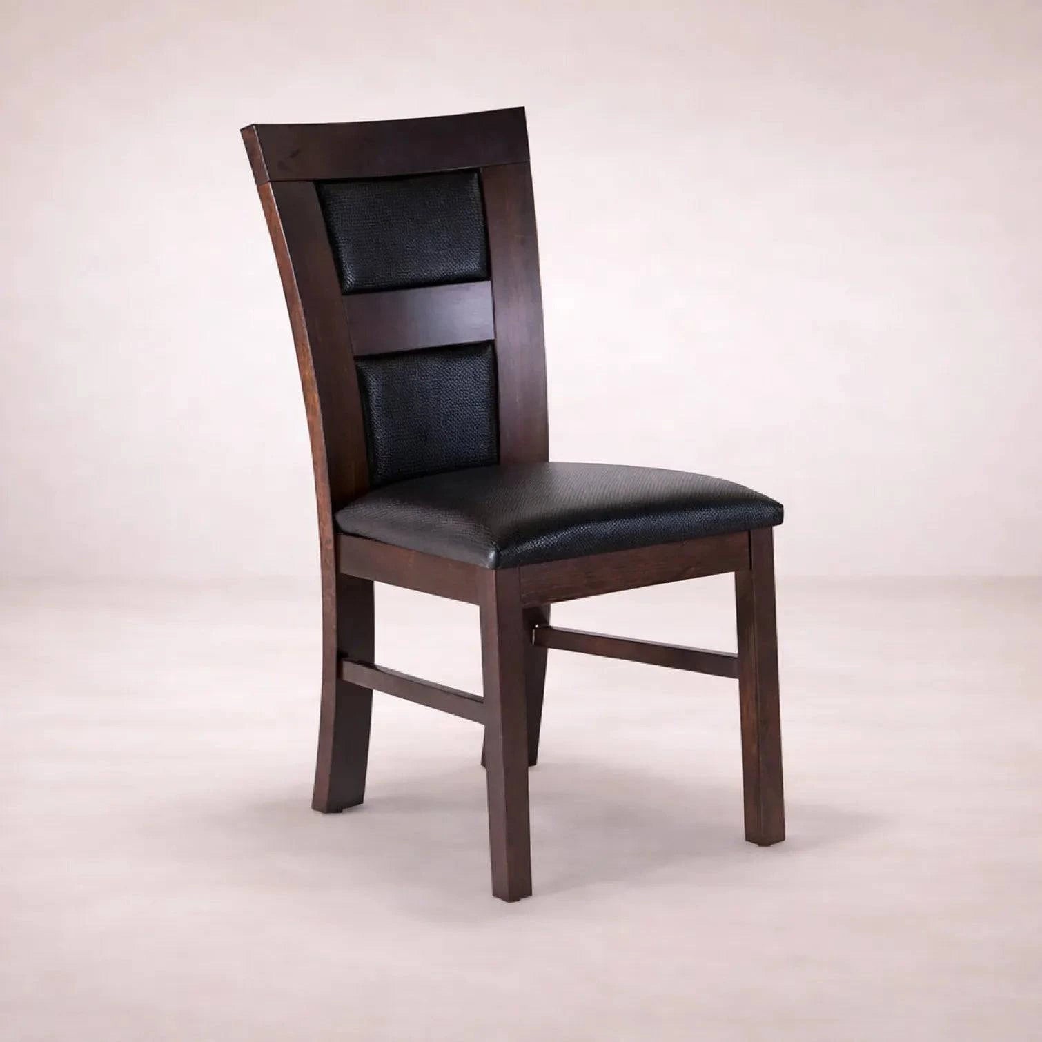 Silla de comedor Burj de madera de nogal con asiento tapizado en color oscuro, vista frontal, altura de 90 cm.