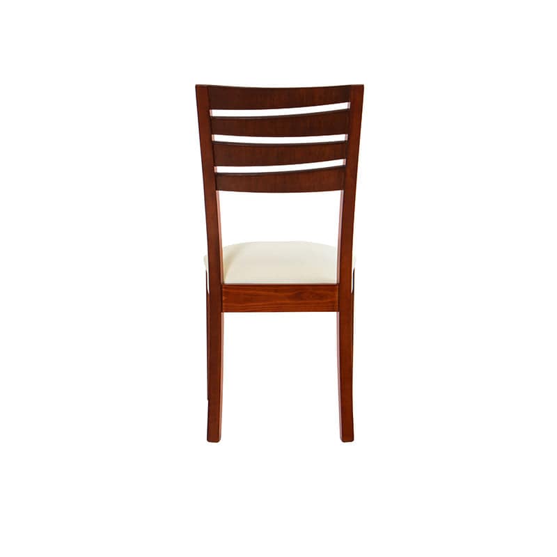 Sillas de comedor de madera de pino enchapada en caoba con tapiz leather touch, parte del juego de comedor Quetzal de deurope.com.mx