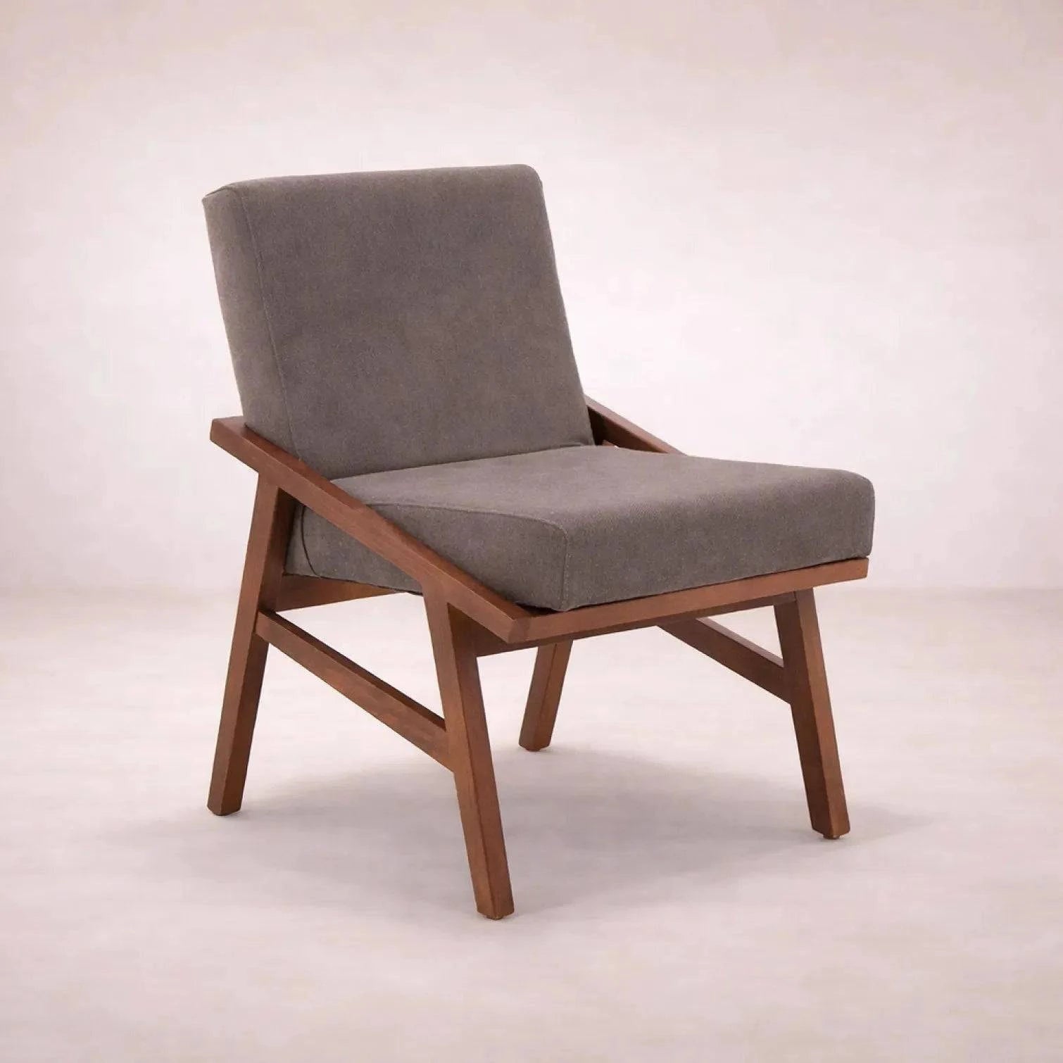 Silla Quetzal de estilo industrial en tela tapizada, madera de okume y acabado en color tabaco, con dimensiones de 59x90x74 cm.