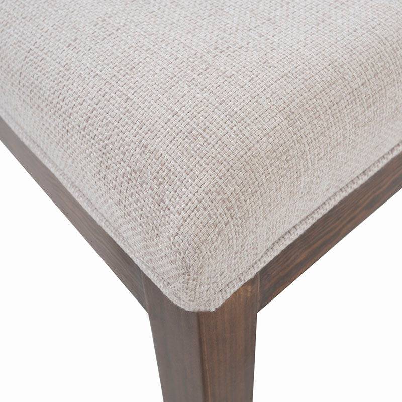 Silla de comedor Creta II de Deurope con estructura en color tabaco y asiento de tela tejido plano, vista frontal.