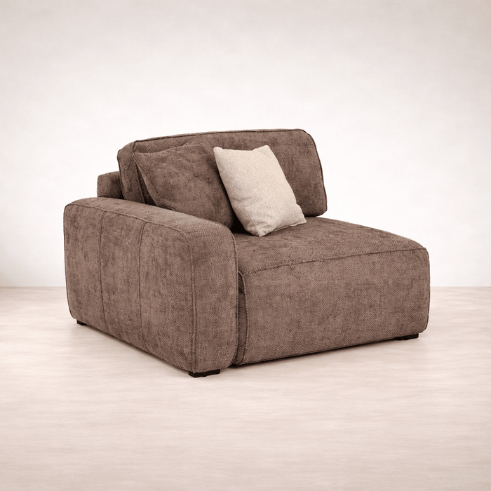 Sillón lateral izquierdo del juego de sala Megan deurope.com.mx en color beige con cojines y estructura moderna