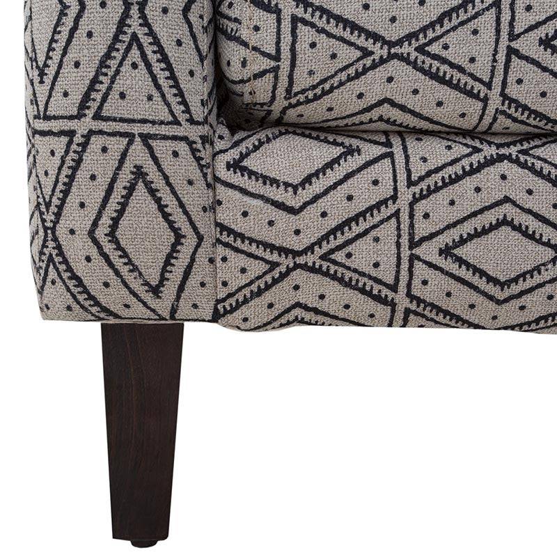 Sillón ocasional Quebec de tejido plano con textura afelpada en color café, con respaldo y asiento acolchados.